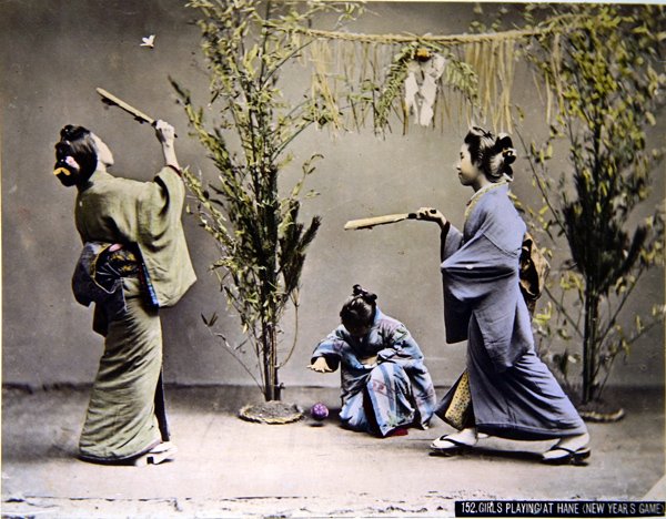 年轻的日本女孩在玩Hanetsuki，约1900年（彩色照片）。 作者 艾玛·罗伯茨（Emma Roberts）