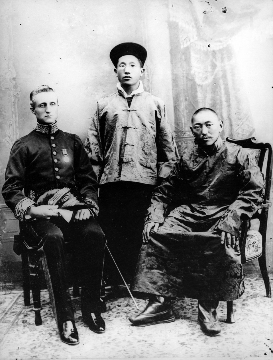 第十三世达赖喇嘛，查尔斯贝尔爵士和Maharaj Kumar Sidkeong Trul-ku，1910年 作者 英国摄影师