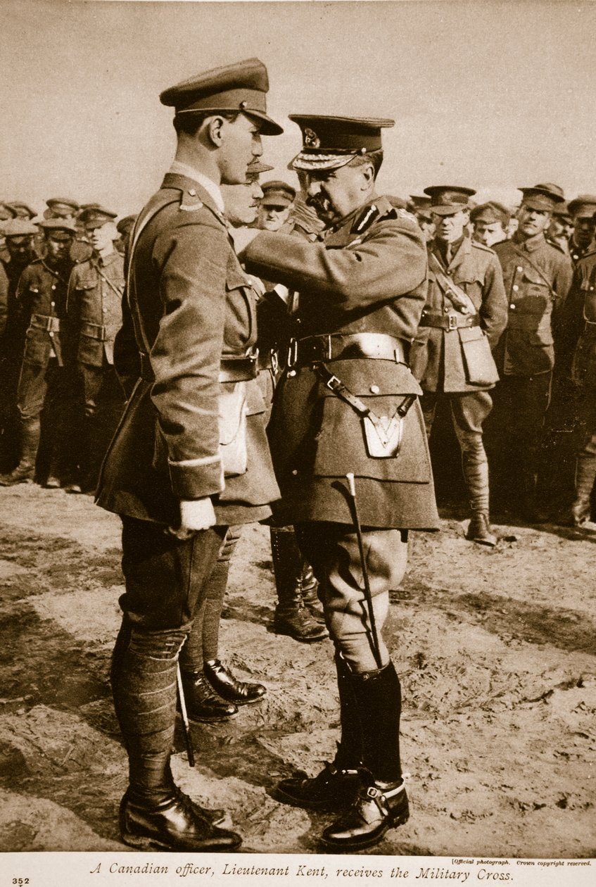 1914年至1919年，一名加拿大军官肯特中尉接收军事十字勋章 作者 英国摄影师