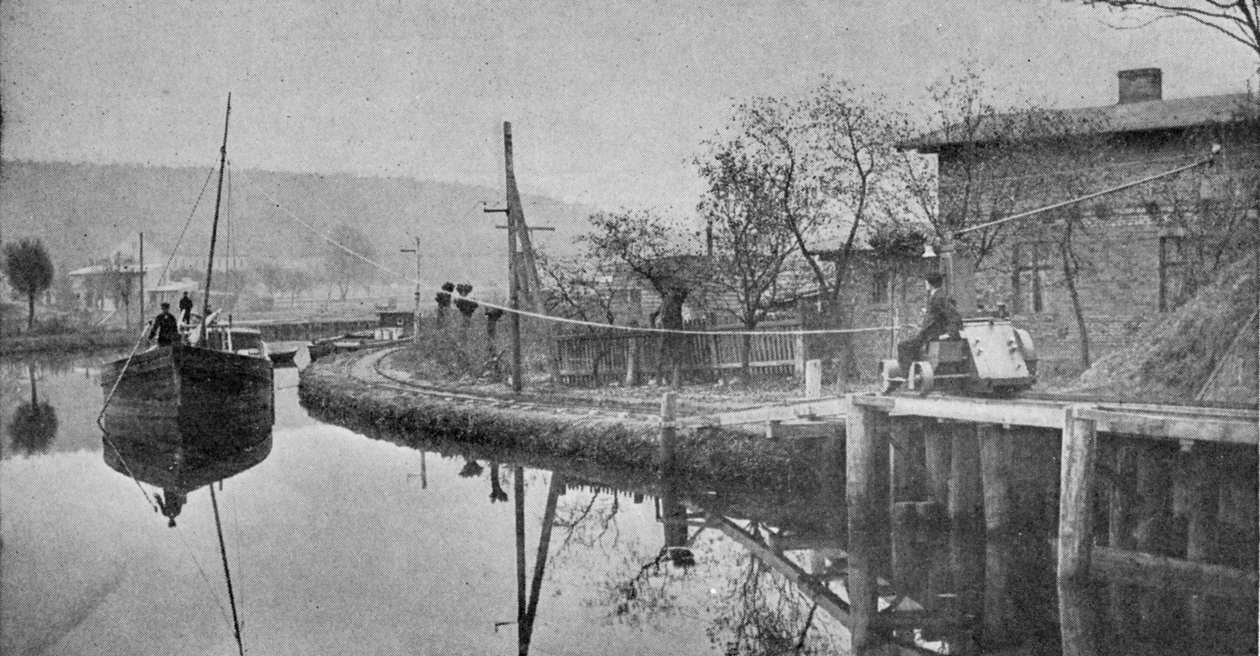 1901年6月1日，一辆汽车在德国的Finow运河上牵引驳船，国王的插图 作者 英国摄影师