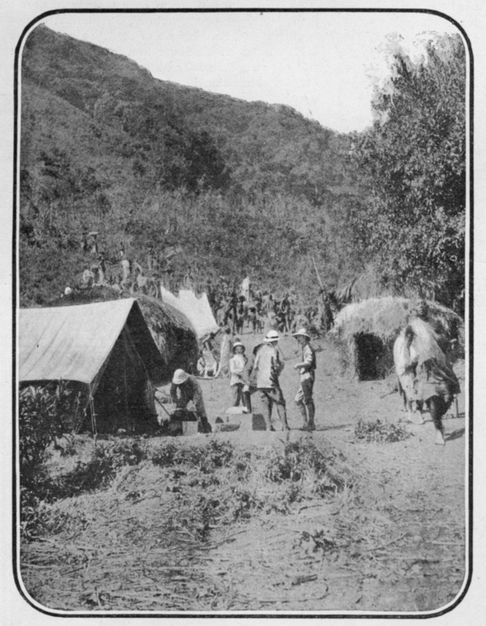 1906年10月27日发表在“图形”上的一篇题为“月亮山”的文章，离开了永久大本营 作者 英国摄影师