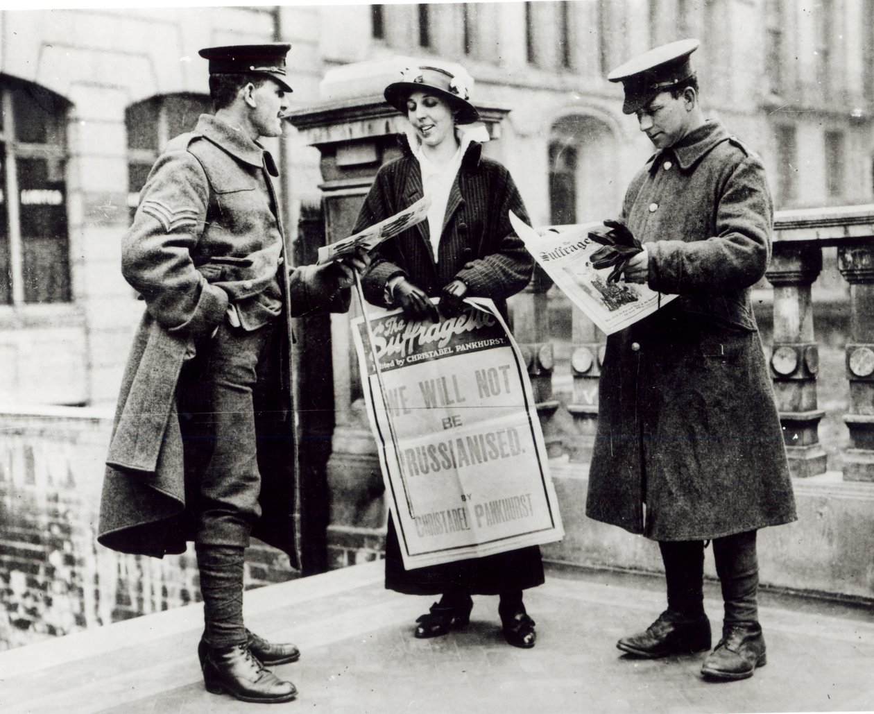1914年，一名Suffragette向两名士兵出售报纸 作者 英国摄影师