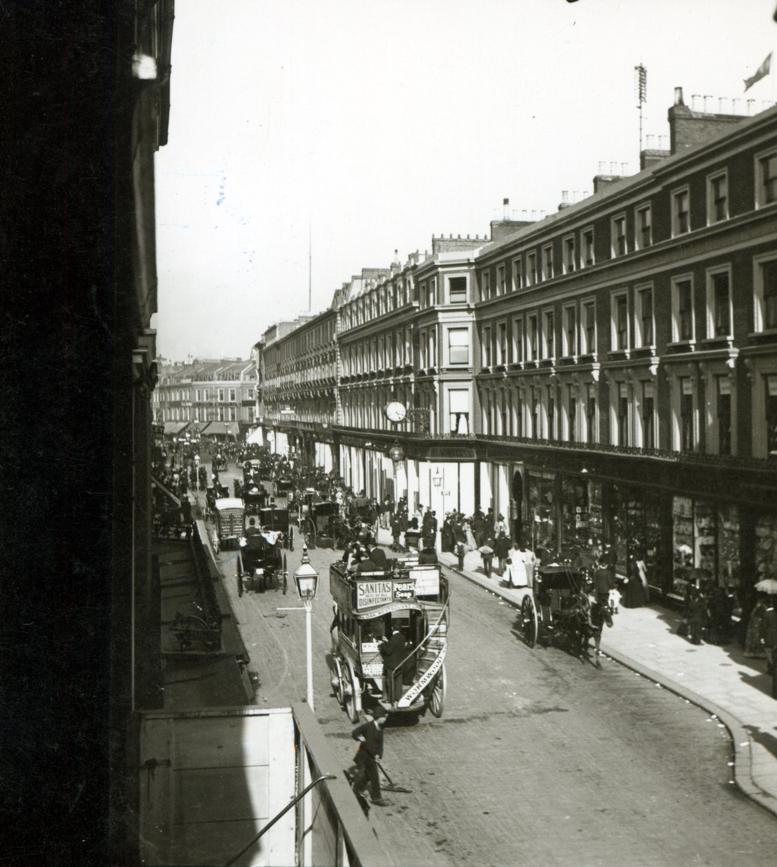 伦敦Westbourne Grove的景色，展示Whiteley的百货商店，1890年 作者 英国摄影师