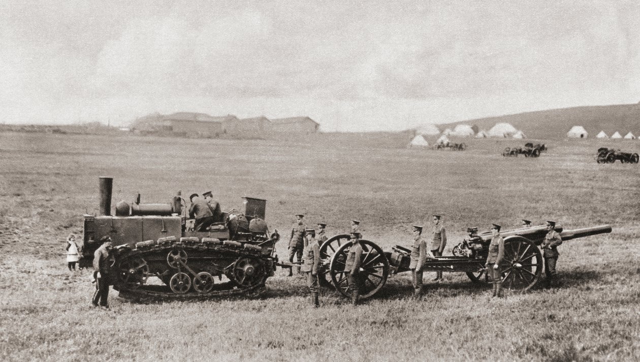 1915年，一辆毛毛虫轮式牵引发动机在第一次世界大战期间从“插图战争新闻”中抽出英国重型枪 作者 英国摄影师