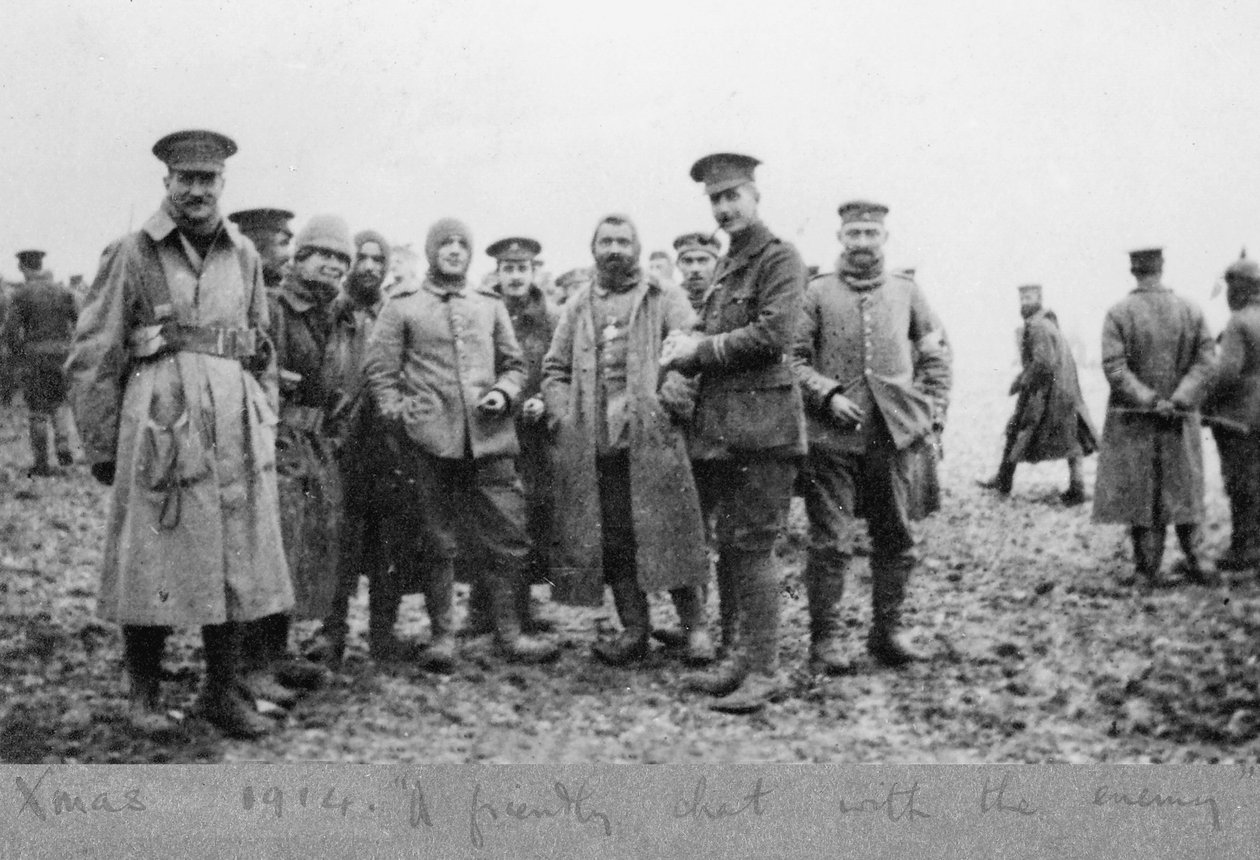 与敌人友好交谈，1914年圣诞节休战 作者 英国摄影师