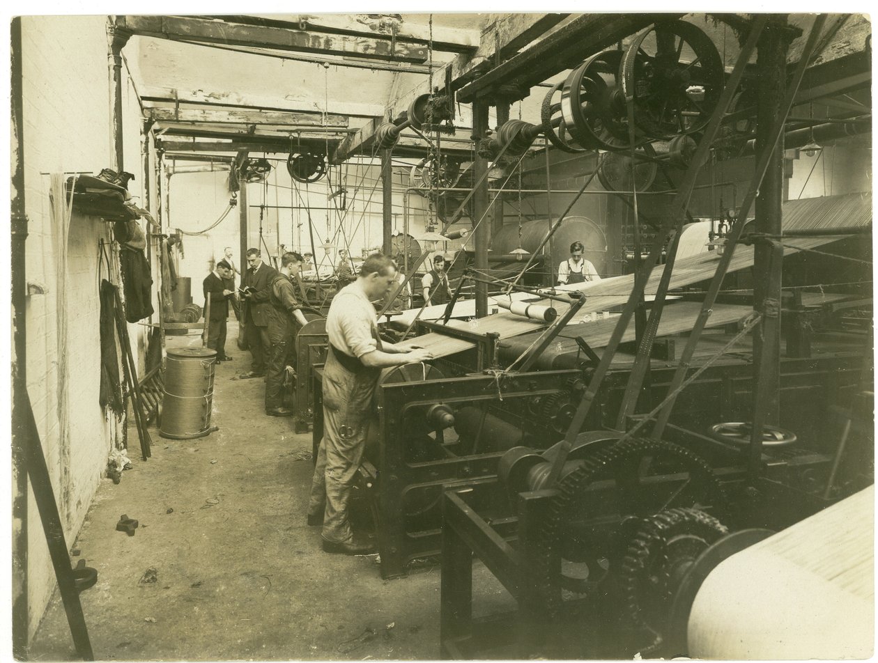 1923年在地毯工厂的光束室 作者 英国摄影师