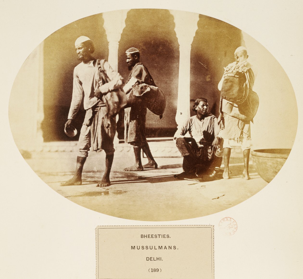 Bheesties，Mussulmans，德里，来自印度人民，由J. Forbes Watson出版，1868年出版（蛋白印刷品） 作者 英国摄影师