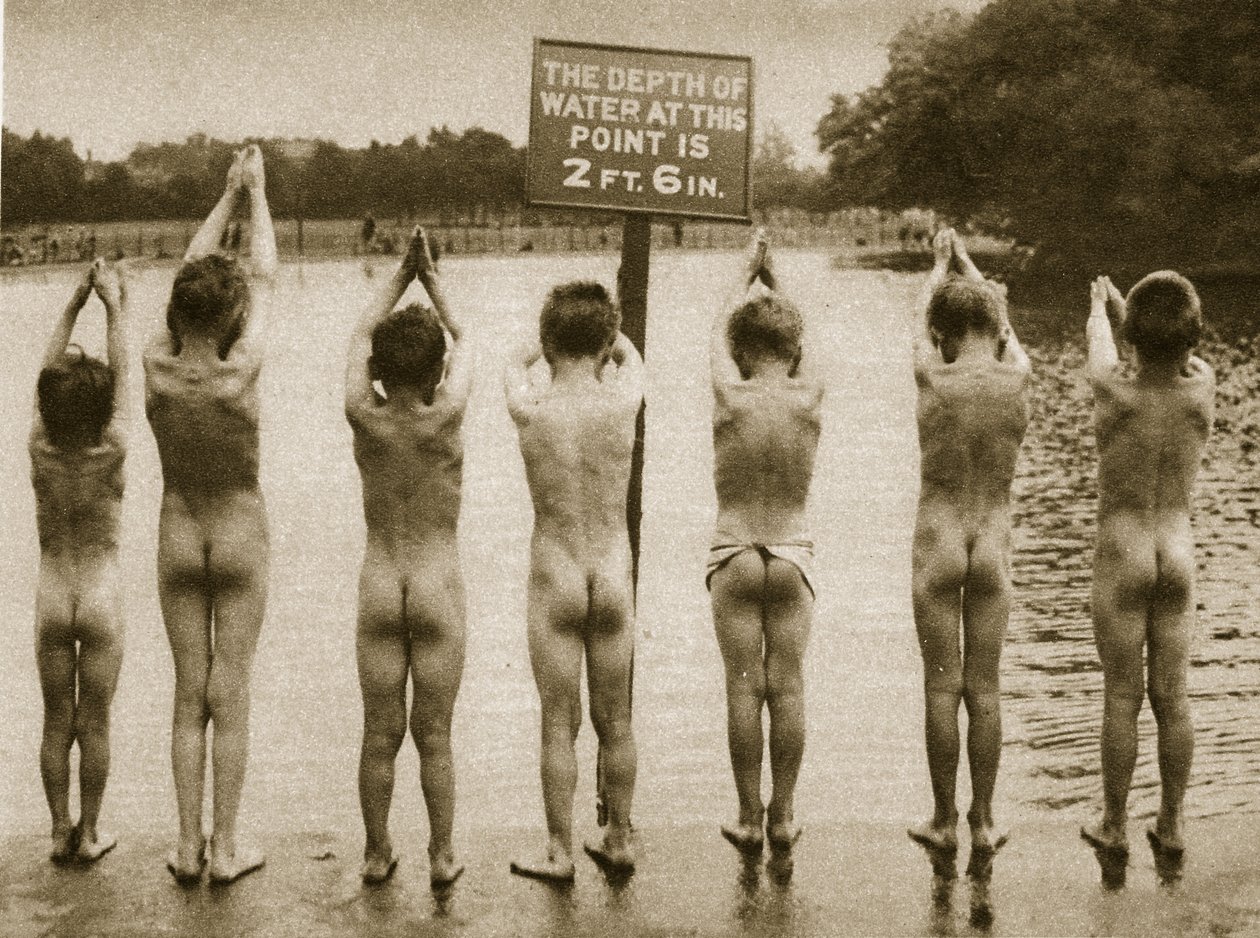 男孩在公园里洗澡，Clapham 1926（棕褐色照片） 作者 英国摄影师