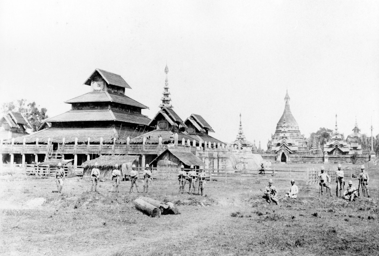 英国士兵在五子宫和佛教寺院前，1891年 作者 英国摄影师