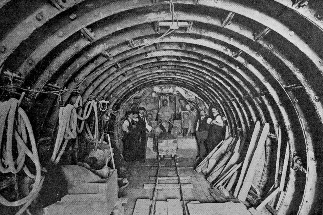 建造弓和维多利亚公园下水道，从国王的插图，1901年6月1日 作者 英国摄影师