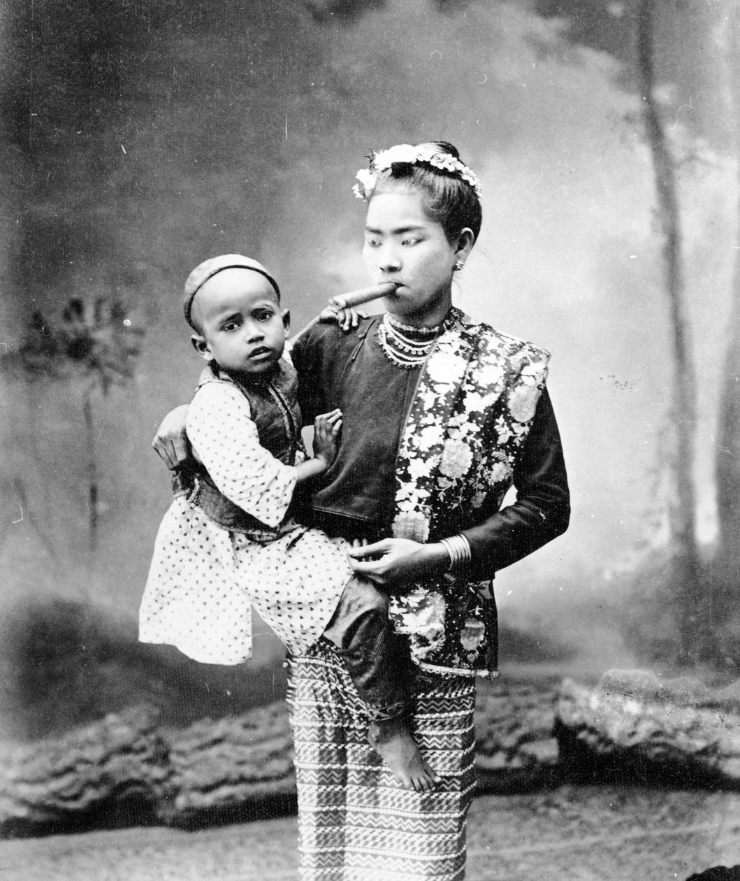 有孩子和抽雪茄的缅甸妇女，c.1870-90 作者 英国摄影师
