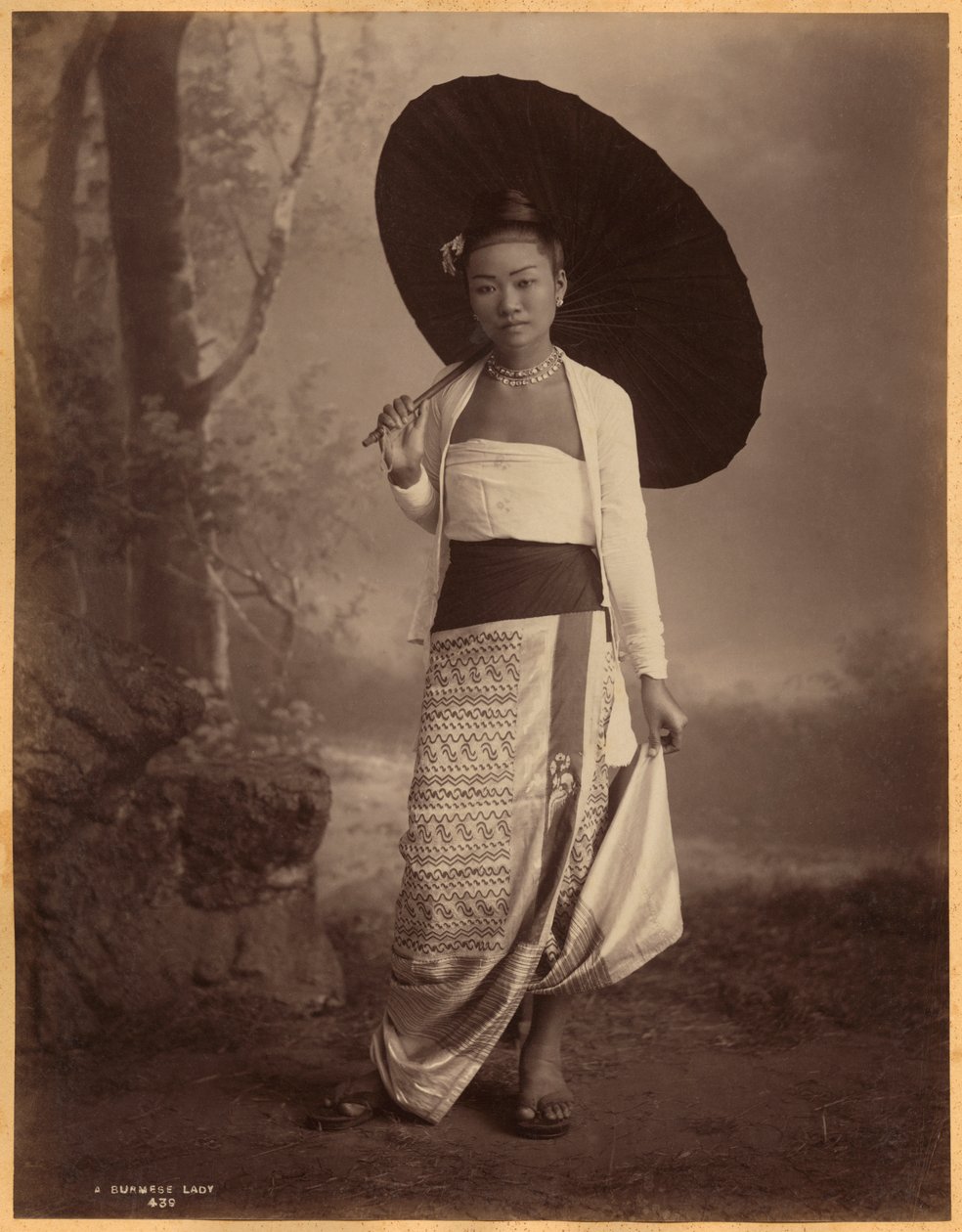 缅甸女士（蛋白打印） 作者 英国摄影师