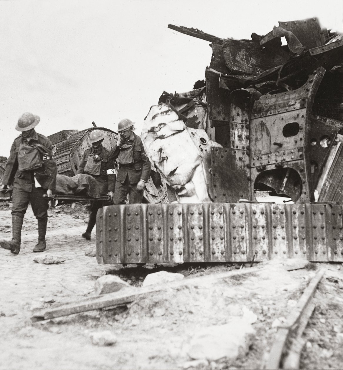 1918年四月二十四日，Villers-Bretonneux坦克战役中的坦克失事 作者 英国摄影师