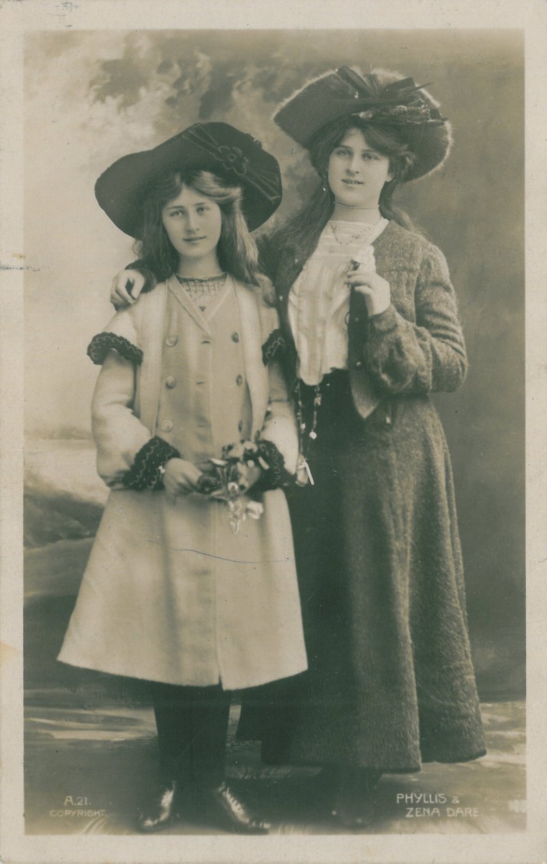 舞台名人：Phyllis小姐和Zena Dare小姐，c.1903-08 作者 英国摄影师