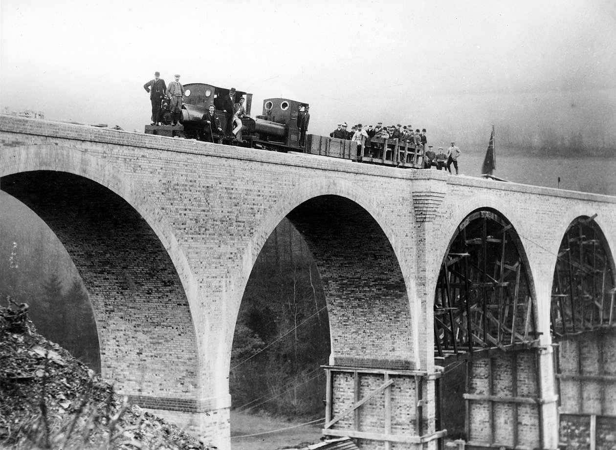 Chelfam Viaduct正在建设中，c.1897 作者 英国摄影师