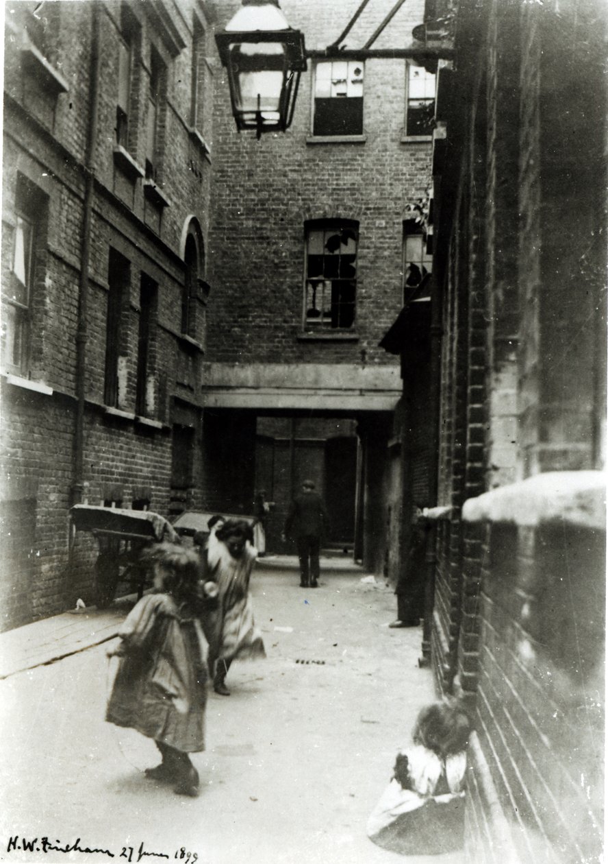 孩子们在贫民窟里玩耍，1899年 作者 英国摄影师