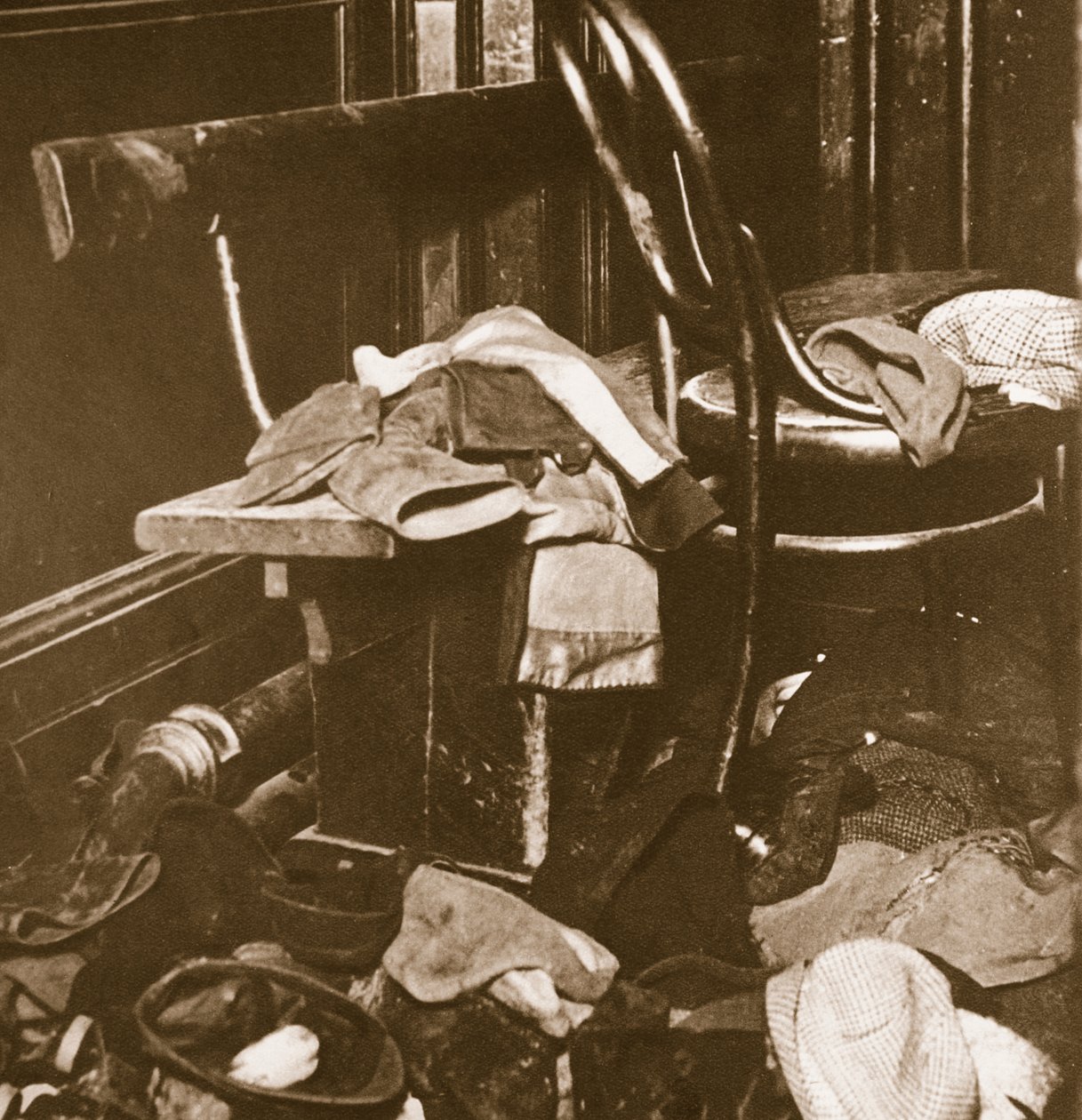 1929年12月31日，由于火灾疏散而被遗弃在佩斯利电影院的童装 作者 英国摄影师