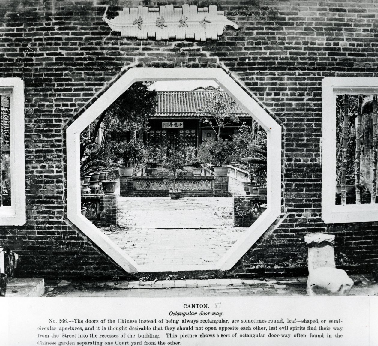 中国八角形门，1870年 作者 英国摄影师