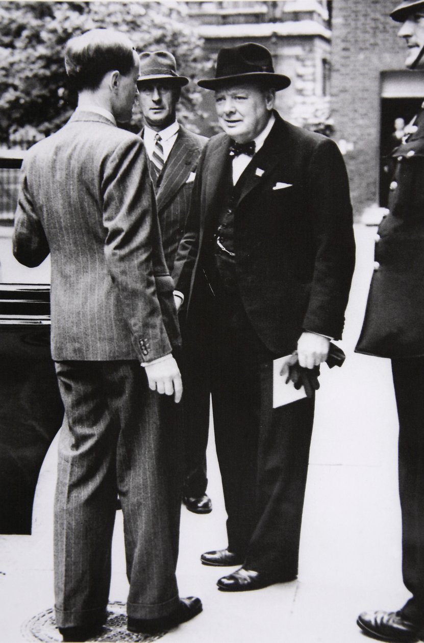 丘吉尔离开唐宁街前往白金汉宫，将国王乔治六世带到1941年美国总统的一封信中 作者 英国摄影师