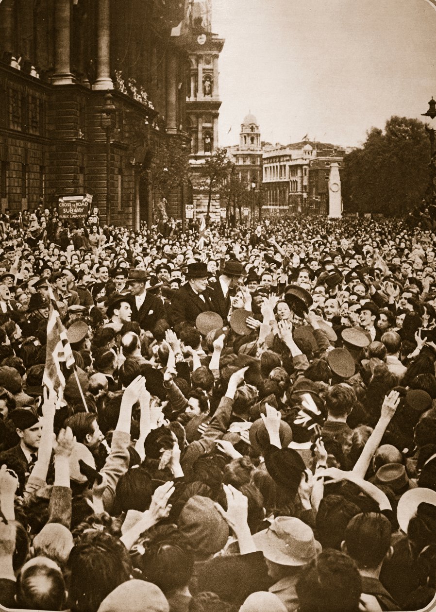 丘吉尔在1945年5月8日的VE日在白厅集会（照相凹版） 作者 英国摄影师