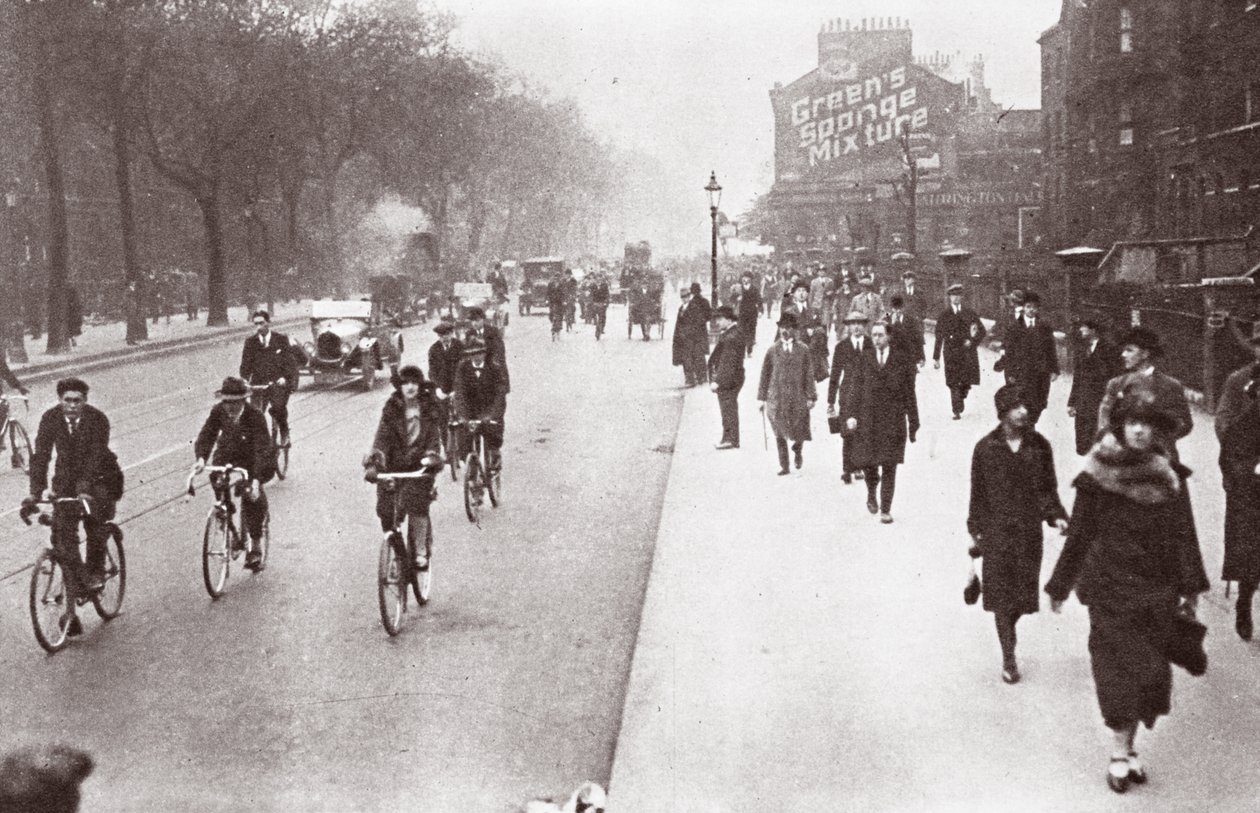 城市工人步行到办公室，1926年5月 作者 英国摄影师