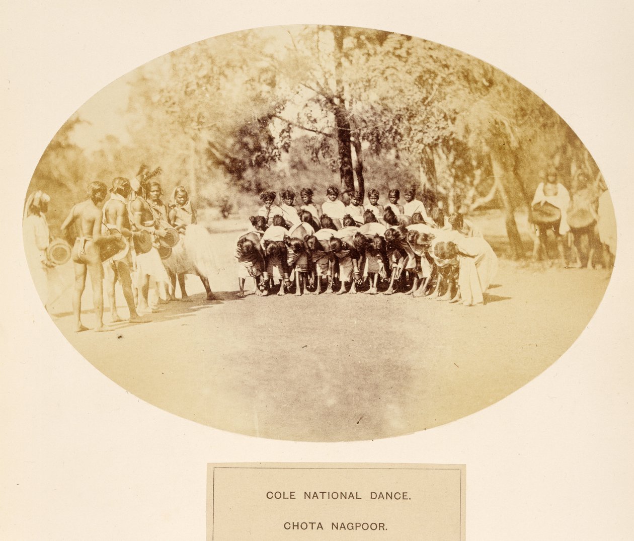 科尔民族舞蹈，Chota Nagpoor，来自印度人民，由J. Forbes Watson出版，1868年出版（蛋白印刷） 作者 英国摄影师