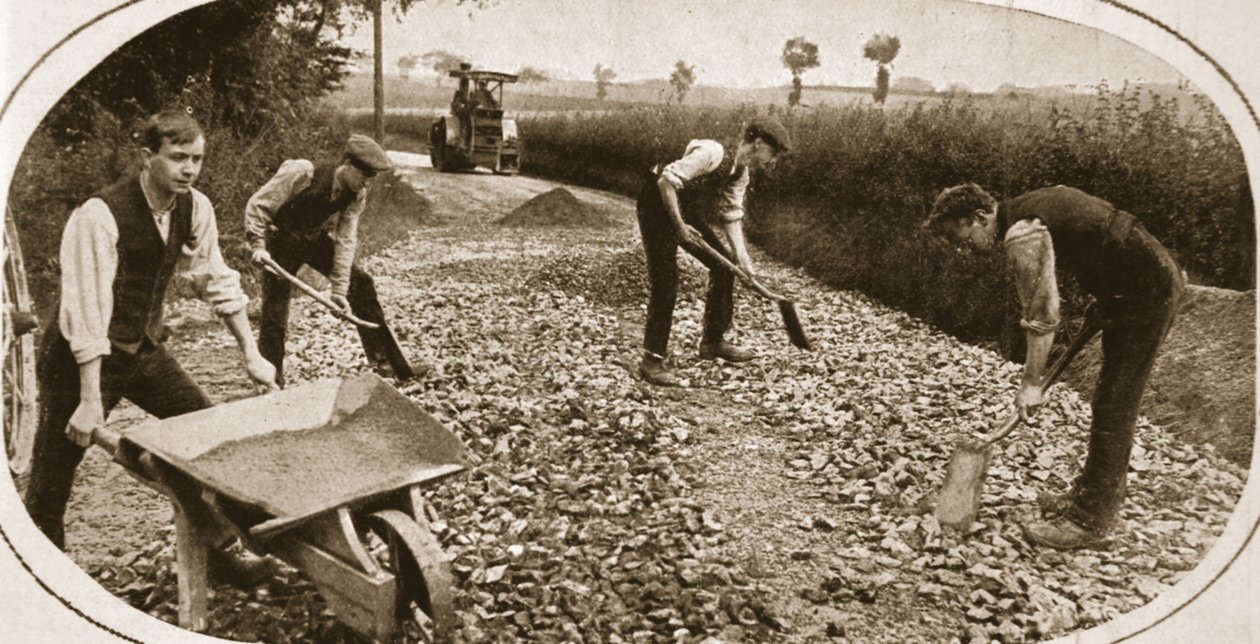 有用的尽责的反对者：军事道路上的NCC人，1917年8月23日的插图战争新闻插图（棕褐色照片） 作者 英国摄影师