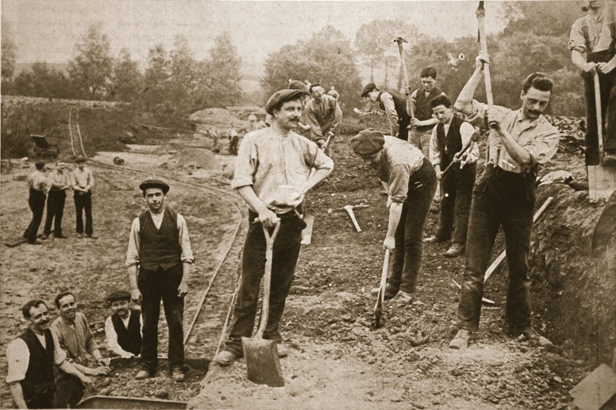有用的尽责的反对者：军事道路上的NCC人，1917年8月23日的插图战争新闻插图（棕褐色照片） 作者 英国摄影师