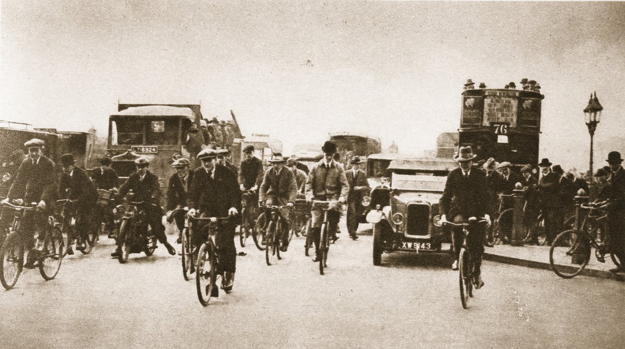 大罢工期间Blackfriars桥上的城市工人群众，来自精彩的伦敦，1926-27出版（照相凹版） 作者 英国摄影师