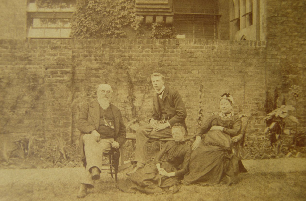 William R. Woodman博士（1828-91）和他的家人在伦敦的家中，1887年 作者 英国摄影师