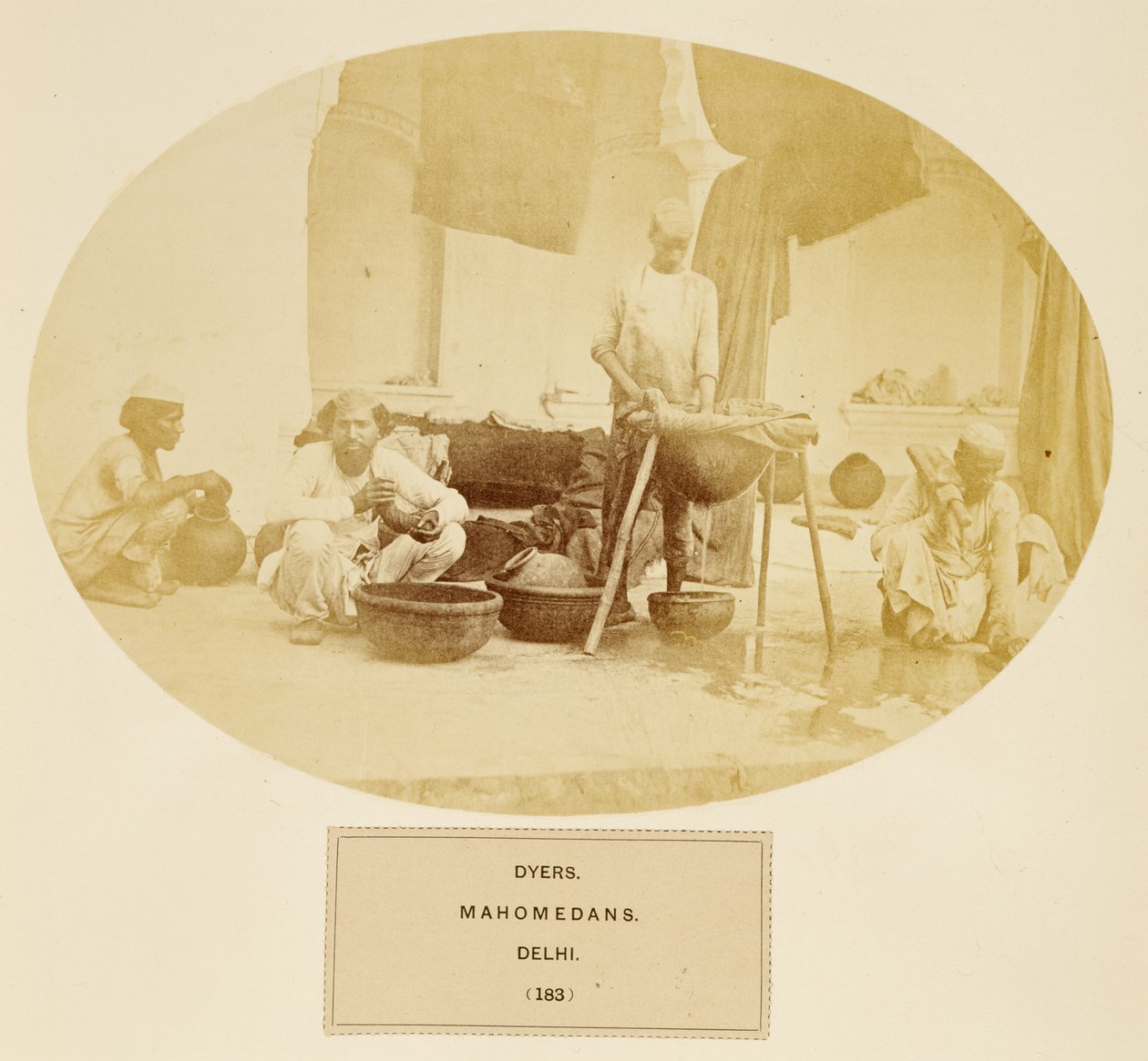Dyers，Mahomedans，德里，来自印度人民，J. Forbes Watson，1868年出版（蛋白印刷品） 作者 英国摄影师