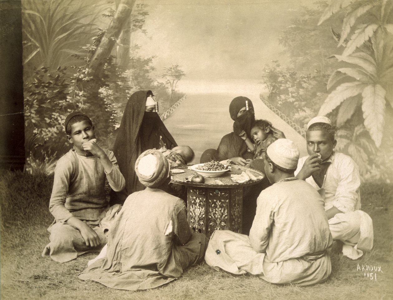 吃饭的埃及家庭，c.1880 作者 英国摄影师