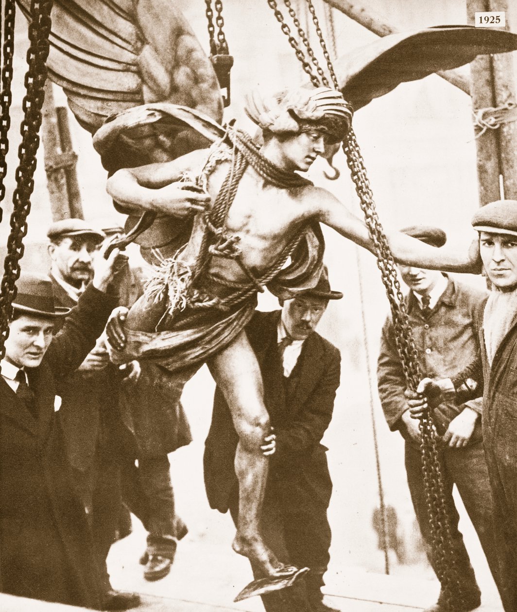 1925年初，由于皮卡迪利地铁站的重建，爱神被拆除 作者 英国摄影师