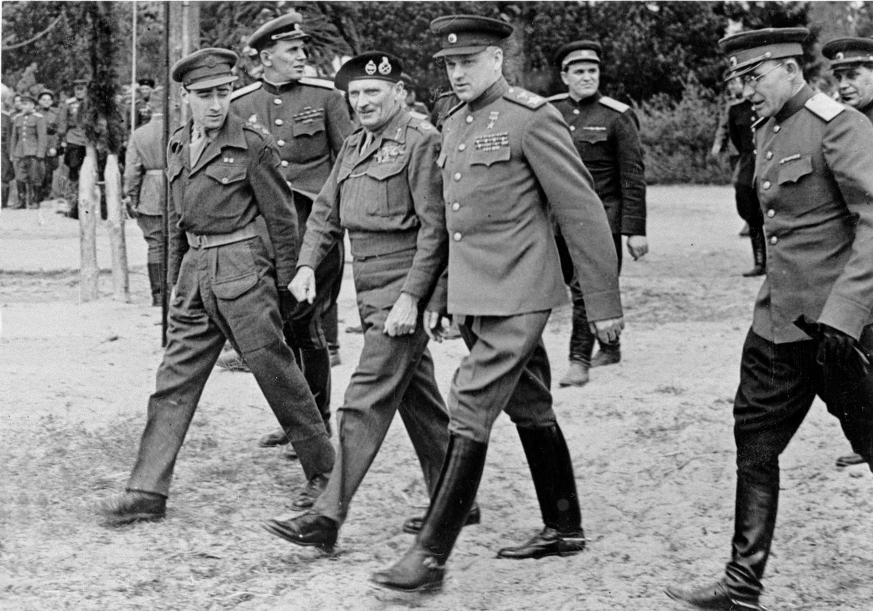 1945年5月10日，马歇尔·伯纳德·蒙哥马利与Marshal Rokossovsky 作者 英国摄影师