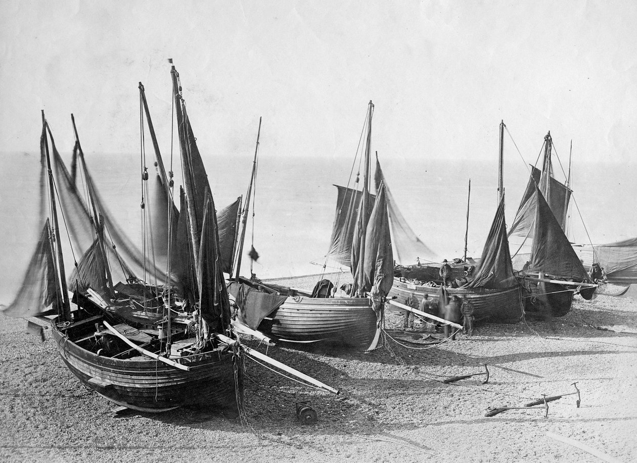 在Shoreham-by-Sea，1880年（照片）将渔船拉到海滩上 作者 英国摄影师