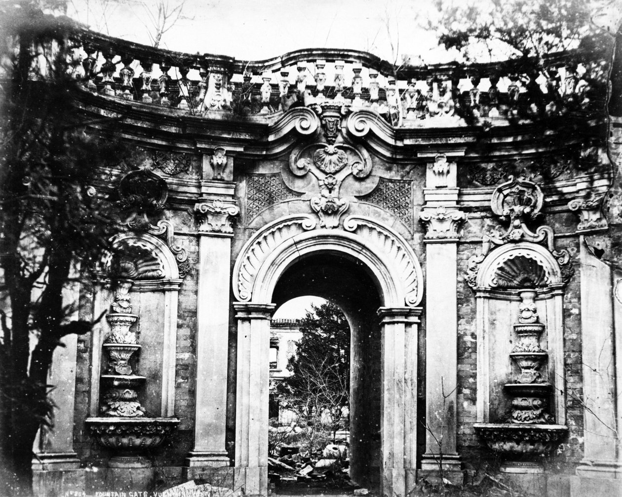 喷泉门，圆明园，1870年 作者 英国摄影师
