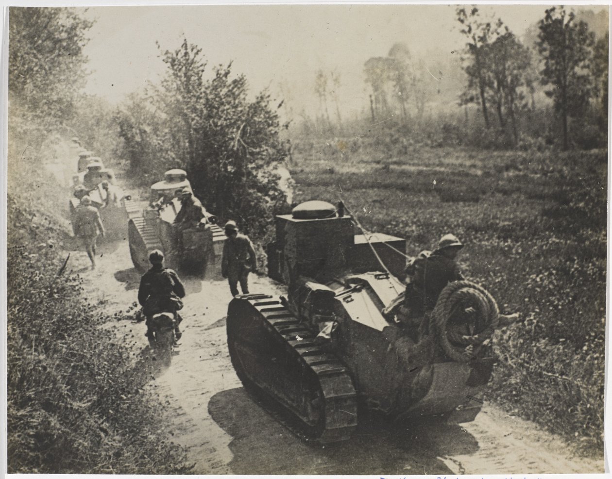 法国雷诺FT 17&39;蚊子&39;坦克，摩托车和步行部队，1917-18 作者 英国摄影师