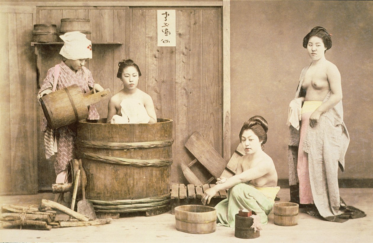 Geishas沐浴，1880年代（手工彩色印刷品） 作者 英国摄影师