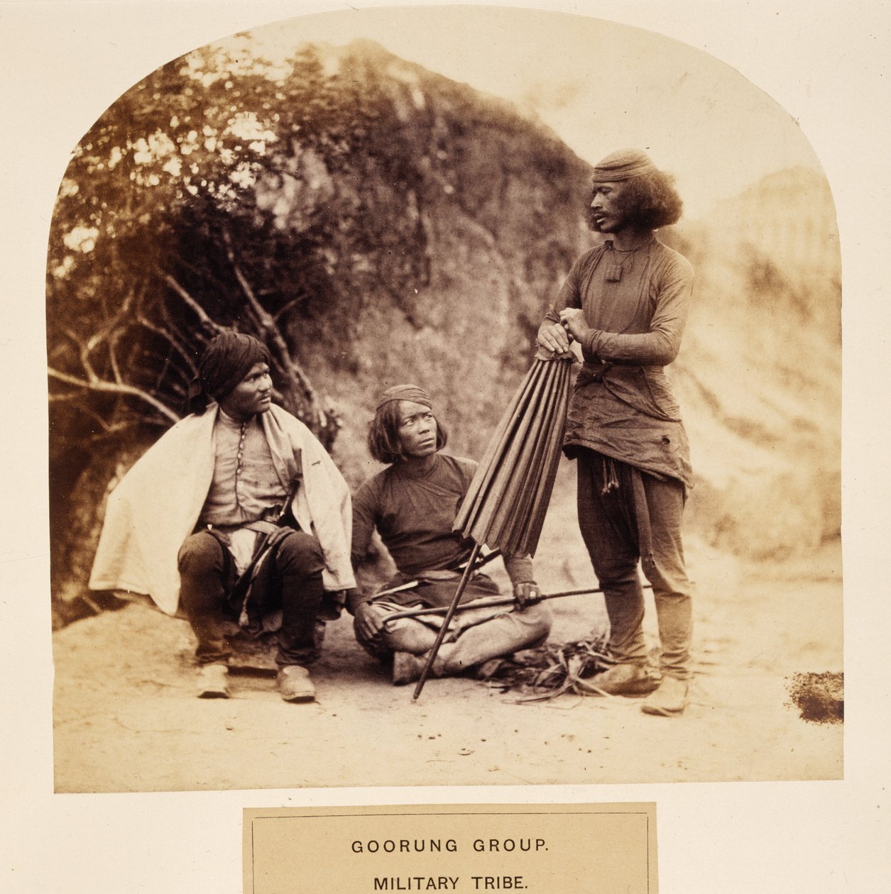 Goorung Group，军事部落，Nipal，来自印度人民，由J. Forbes Watson，1868年出版（蛋白印刷） 作者 英国摄影师