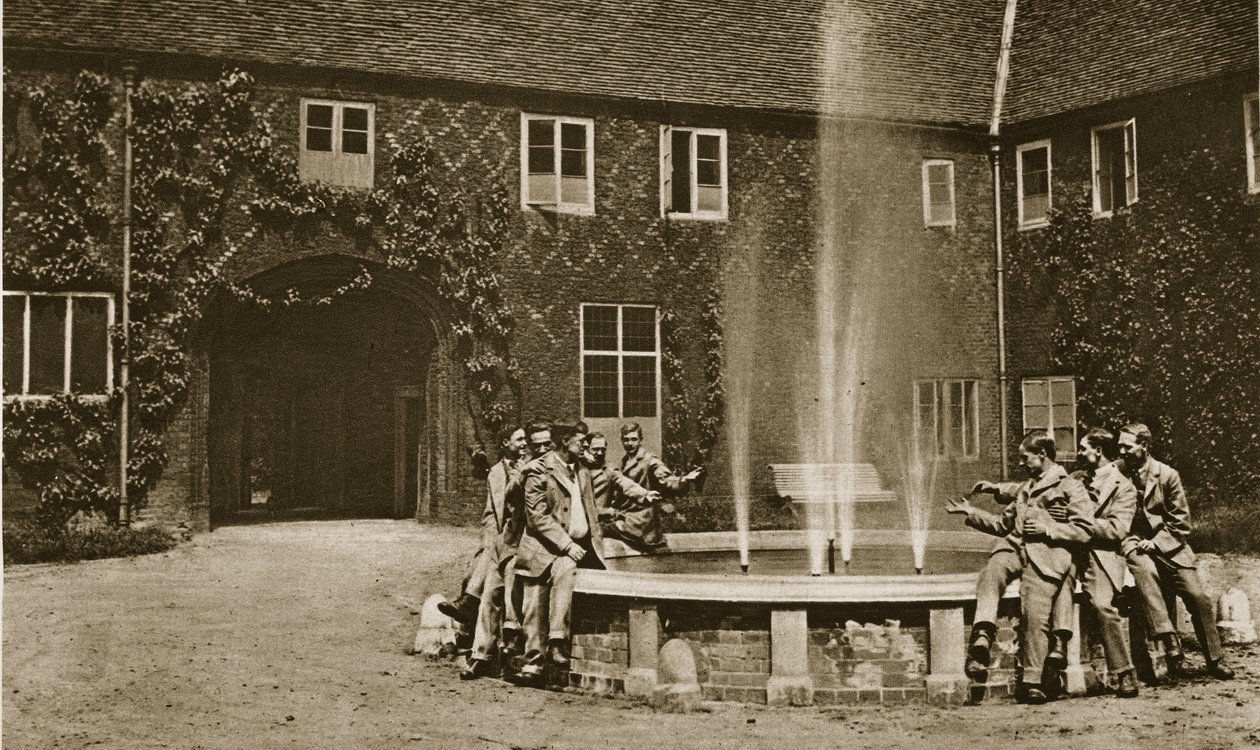 在富勒姆宫庭院，1914-19 作者 英国摄影师