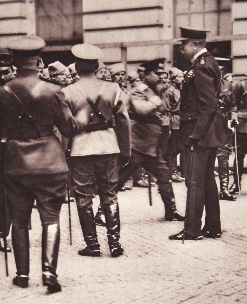 在伦敦：基奇纳勋爵在1916年6月14日的“画报”战争新闻中检查俄罗斯特遣队的特殊职责（棕褐色照片） 作者 英国摄影师