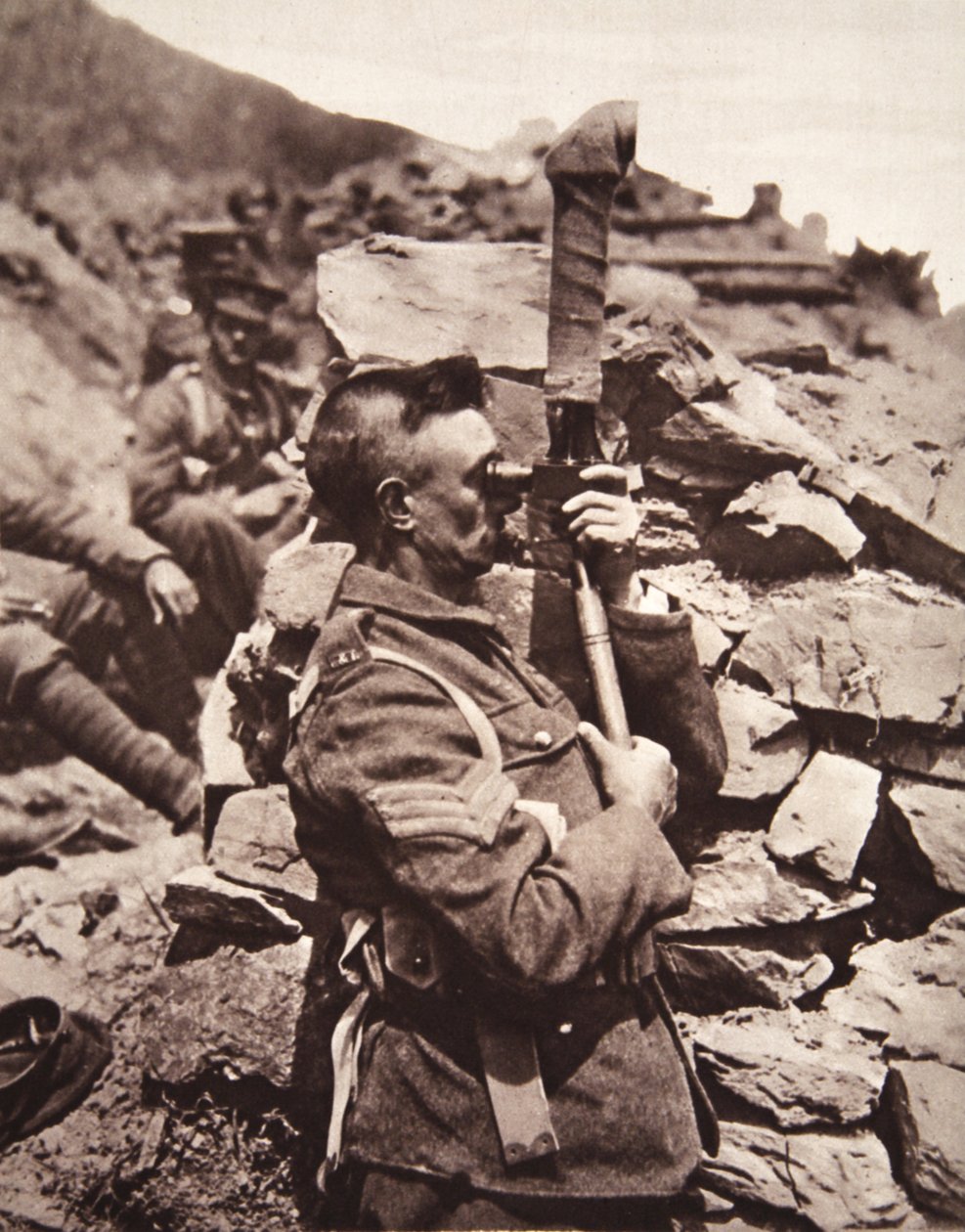 在Salonika的英国战壕：使用他的潜望镜的中士，来自1916年6月21日的画报战争新闻（sepia照片） 作者 英国摄影师
