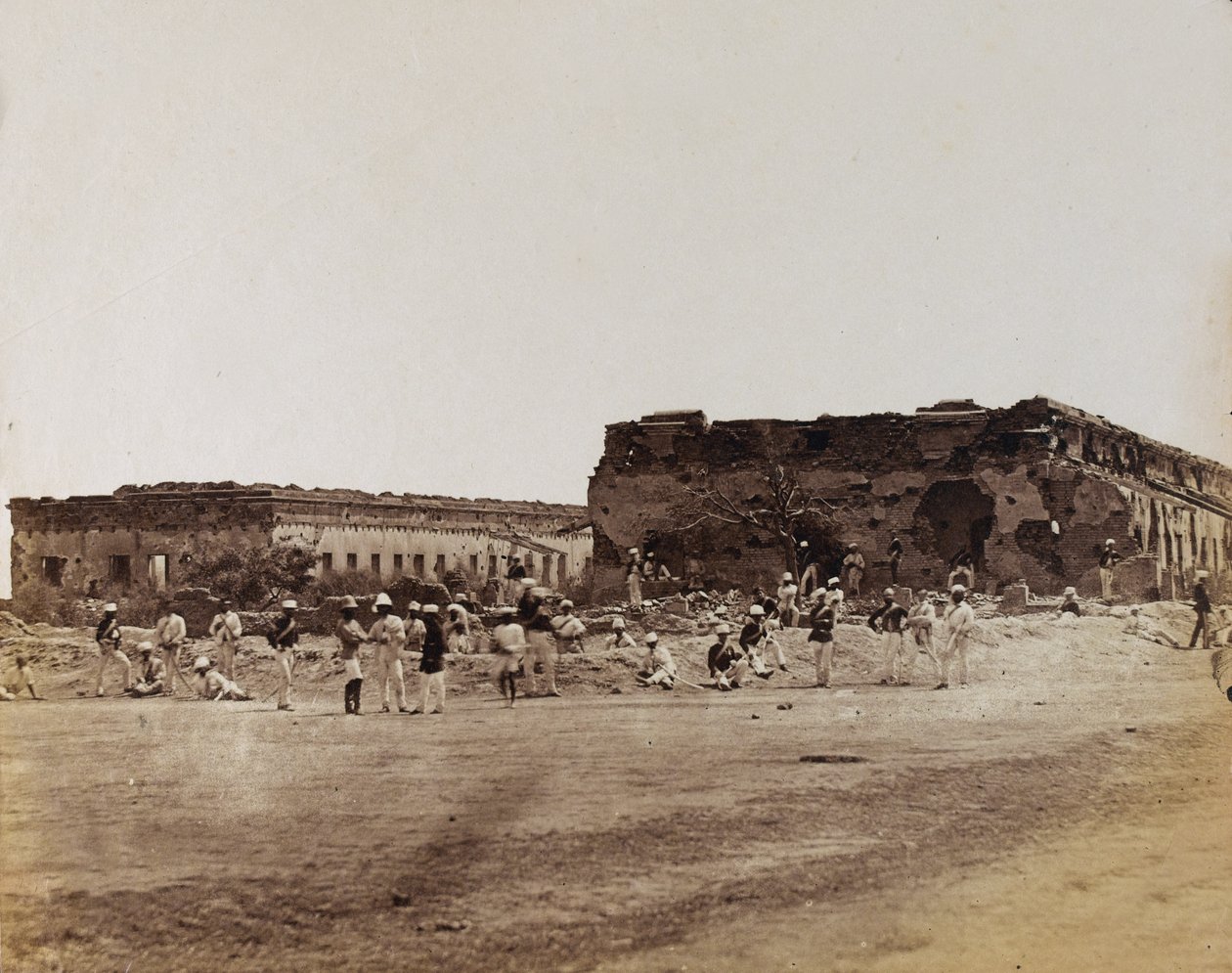 被破坏的建筑物的印度士兵，c.1858（棕褐色照片） 作者 英国摄影师