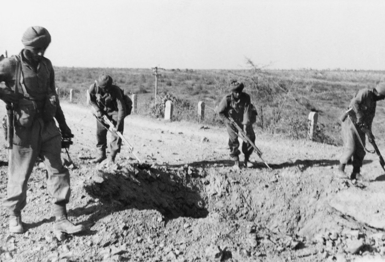 1941年，印度士兵在一条土路上寻找地雷 作者 英国摄影师