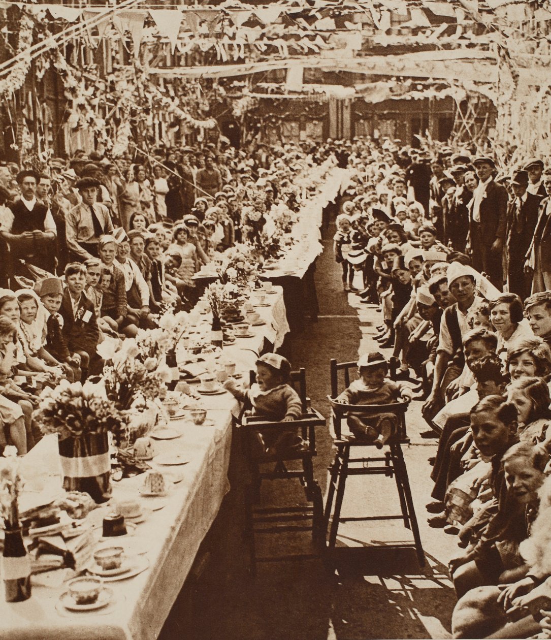 1935年，巴特西奥维尔路的儿童银禧茶会 作者 英国摄影师