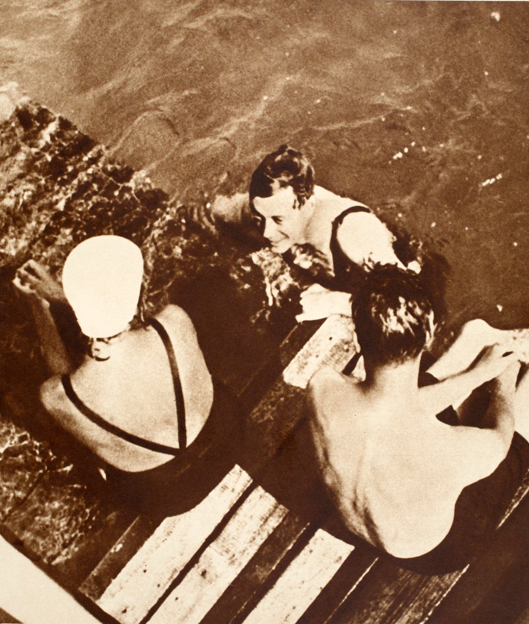 爱德华八世国王与朋友在筏子里，里维埃拉，1933年 作者 英国摄影师