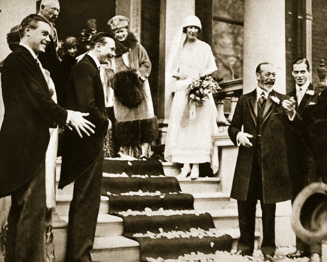 乔治国王挥手告别皇家公主的女儿，1923年她与卡内基勋爵一起度蜜月 作者 英国摄影师