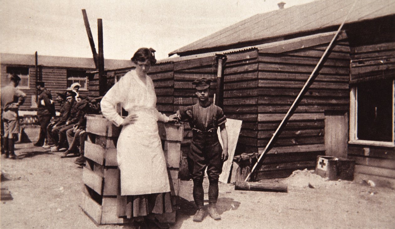 安吉拉斯夫人的企业：1916年的画报战争新闻中的枪声中的浴室（棕褐色照片） 作者 英国摄影师
