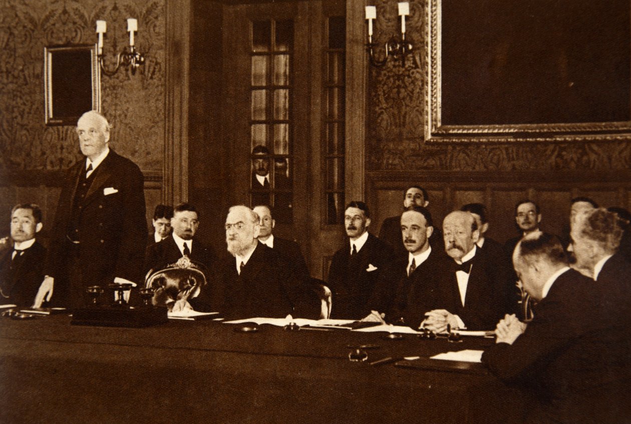 国际联盟 -  1920年伦敦首次会议，AJ Balfour先生作为理事会主席发言 作者 英国摄影师