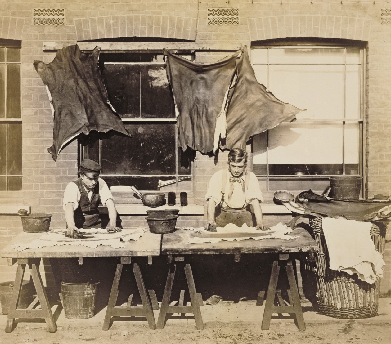 皮革染色制作手套，Bevington and Sons，1861-62（棕褐色照片）（另见232992） 作者 英国摄影师